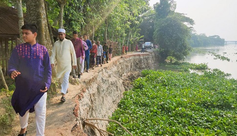 টুঙ্গিপাড়ায় নদী ভাঙন এলাকা পরিদর্শন করলেন জেলা প্রশাসক