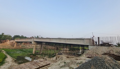 সেতুর অপেক্ষা শেষ হচ্ছে না কাজ চলছে ঢিমেতালে