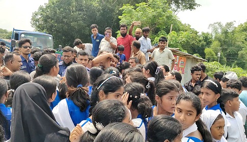 ছাত্রীকে কুপ্রস্তাবের প্রতিবাদে ক্লাস বর্জন করে বিক্ষোভ