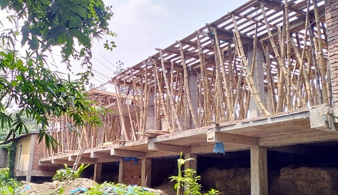 বরিশালে সরকারি খাল দখল করে পাকা স্থাপনা নির্মাণ
