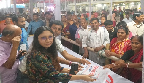 ফরিদপুরে মানব সেবা সাধু সংঘের উদ্যোগে অসহায় মানুষের মধ্যে বস্ত্র বিতরণ