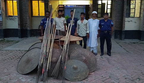 সালথায় পুলিশের বিশেষ অভিযান, ঢাল-কাতরাসহ আটক ৪