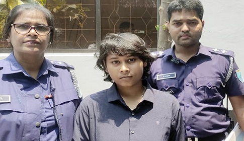 বাবাকে কুপিয়ে হত্যার পর পুলিশের কাছে ধরা দিলেন মেয়ে