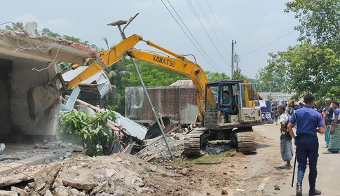 কোটালীপাড়ায় শতাধিক অবৈধ স্থাপনা উচ্ছেদ
