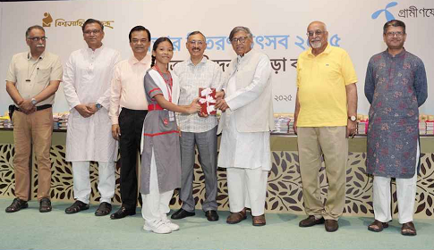 রাজধানীর ৫ হাজার শিক্ষার্থীকে পুরস্কার দিলো বিশ্বসাহিত্য কেন্দ্র 