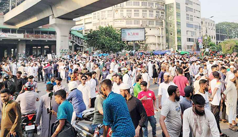 আ.লীগ নিষিদ্ধের দাবিতে শাহবাগ অবরোধ