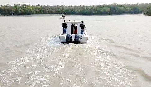 সুন্দরবনের চরে পুশইন করা ৭৮ জনকে খাবার, পানি ও ওষুধ দিয়েছে কোস্টগার্ড