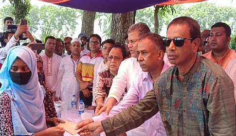 ঝিনাইদহে বজ্রপাতে মৃত দুই কৃষক পরিবারকে তারেক রহমানের মানবিক সহায়তা প্রদান
