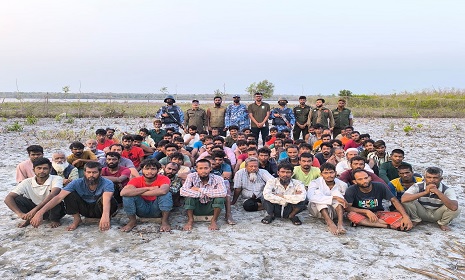 ৭৮ অবৈধ বাংলাদেশী নাগরিককে কোষ্ট গার্ডের কাছে সোপর্দ