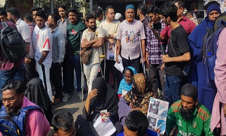 শাহবাগে জুলাই আহতদের অবস্থান, যান চলাচল বন্ধ