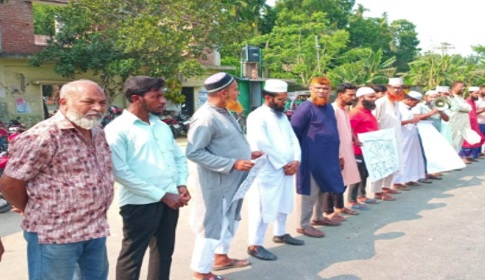 জায়নামাজ বিছানো নিয়ে মসজিদের ইমামকে মারধর, প্রতিবাদে মানববন্ধন