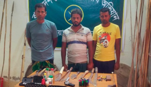 নড়াইলে পিস্তল, দেশীয় অস্ত্রসহ ৩ দুর্বৃত্ত আটক