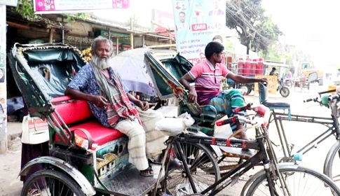 ঈশ্বরদীতে ৪০ ডিগ্রী তাপমাত্রায় জনজীবন অতিষ্ঠ