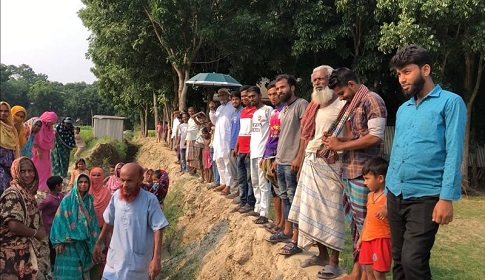 এক ব্যক্তির বিরোধিতায় রাস্তার নির্মাণ কাজ বন্ধের অভিযোগ, এলাকাবাসীর ক্ষোভ