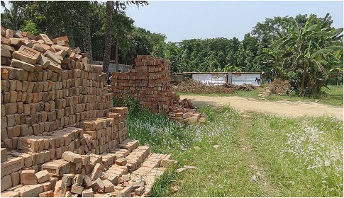 ফসলি জমিতে অবৈধভাবে ইটভাটা নির্মাণ