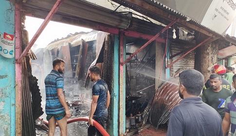 ৩ দোকানে অগ্নিকাণ্ড, আড়াই কোটি টাকার ক্ষতি