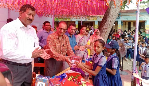 নাটোরে রুম টু রিডের কার্যক্রম পরিদর্শন করলেন প্রাথমিক ও গণশিক্ষা উপদেষ্টা