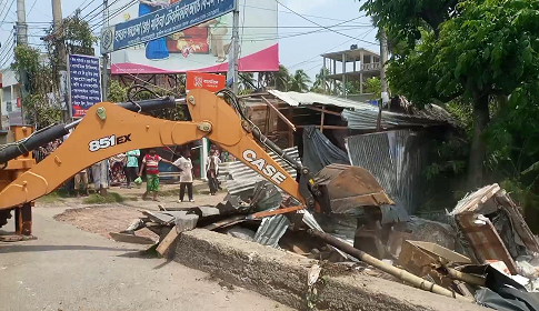 বাগেরহাটে মহাসড়কের দু’পাশের হাজারো অবৈধ স্থাপনা উচ্ছেদ