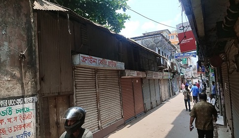 বাগেরহাটে দোকানপাট বন্ধ রেখে বাণিজ্য মেলার বিরেুদ্ধ প্রতিবাদ