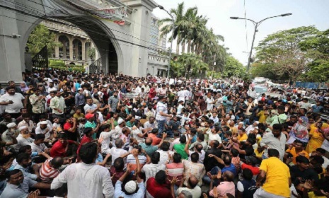 ইশরাককে মেয়রের দায়িত্ব বুঝিয়ে দেওয়ার দাবিতে বিক্ষোভ