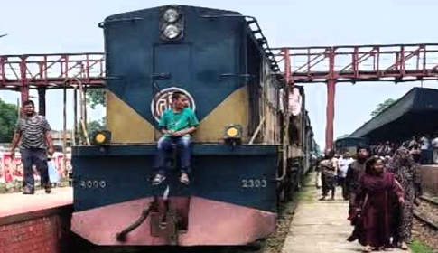 চলন্ত ট্রেন থেকে পড়ে হাসপাতালে ভর্তি দুইজন