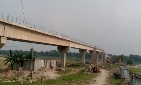 রাজবাড়ীতে নির্মাণাধীন সেতুর উপর থেকে লোহার অ্যাঙ্গেল পড়ে একজনের মৃত্যু
