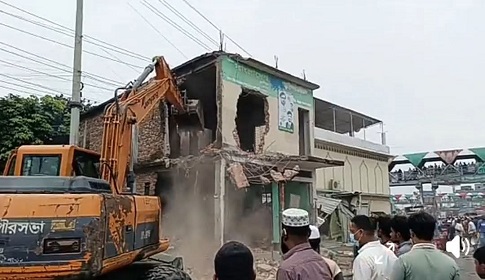 ভেকু দিয়ে ভেঙে ফেলা হয় সোনারগাঁ উপজেলা আওয়ামী লীগের কার্যালয়
