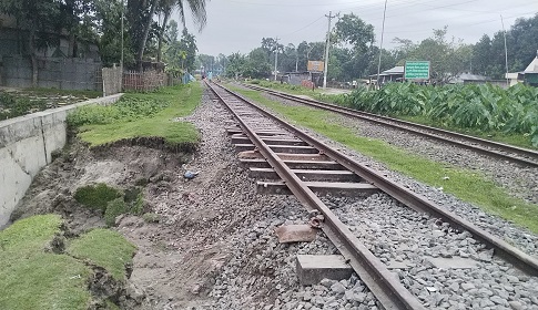 রাজারহাটে রেললাইনের মাটি ধ্বসে গর্তের সৃষ্টি, বড় ধরনের দুর্ঘটনার আশঙ্কা