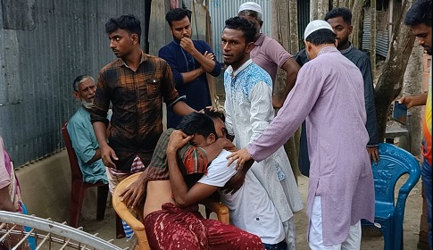 গাছে উঠতে গিয়ে পা পিছলে প্রাণ গেল দিন মজুরের