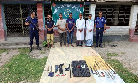 নড়াইলে মসজিদের ইমামকে মারধরের ঘটনায় গুলিবর্ষণ, অস্ত্রসহ পাঁচজন আটক