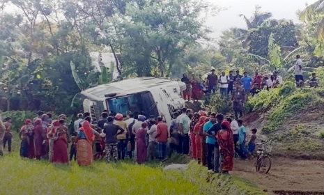 সাতক্ষীরার তালায় সাংবাদিকবাহী বাস খাদে