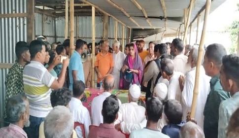 সালথায় অগ্নিকাণ্ডে ক্ষতিগ্রস্তদের পাশে শামা ওবায়েদ