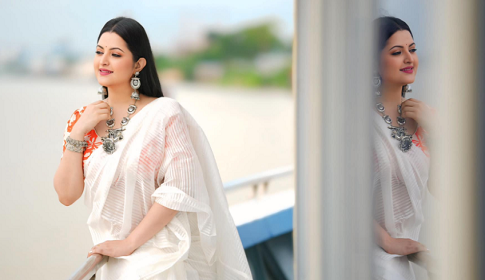 নিজেকে আড়াল করতে চান পরীমণি 