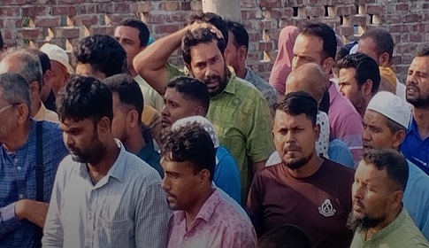 ‘ভবিষ্যত পরিণতি ভালো হবে না’ বলে সাংবাদিকের বাবাকে হুমকি দিলেন বালু ব্যবসায়ী বাবু
