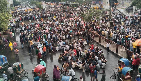 বৃষ্টি উপেক্ষা করে ছাত্রদলের শাহবাগ অবরোধ, যান চলাচল বন্ধ