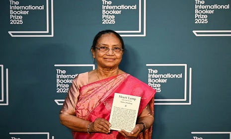 বুকার পুরস্কার পেলেন ভারতীয় লেখক বানু মুশতাক