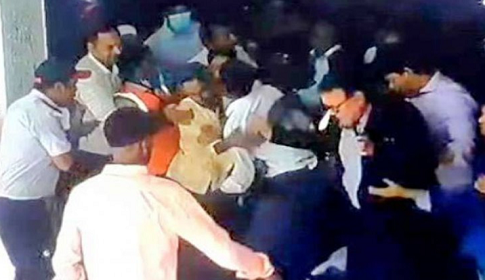 অটোপাসের দাবিতে জাতীয় বিশ্ববিদ্যালয়ের উপাচার্যের ওপর হামলা