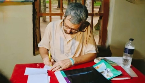 মাটির হাসপাতালে স্বাস্থ্য সেবা দিচ্ছেন মার্কিন চিকিৎসক দম্পতি