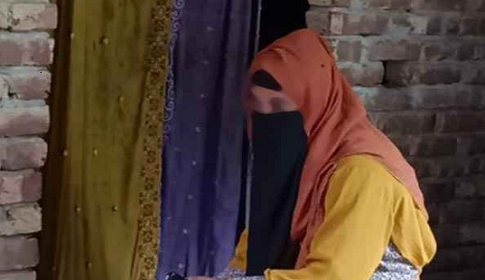 নড়াইলে বিয়ের দাবিতে প্রবাসীর বাড়িতে তরুণীর অনশন