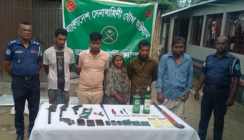 রাজবাড়ীতে যৌথ বাহিনীর অভিযানে ৫ ডাকাত আটক