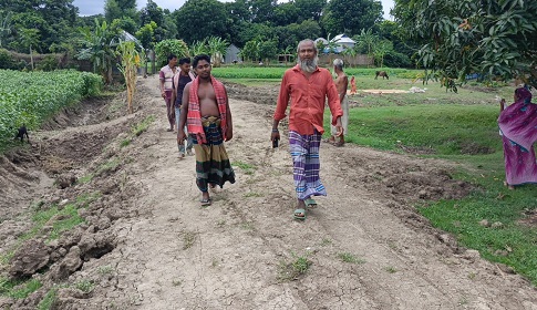 সালথায় গ্রামবাসীর অর্থায়নে কাঁচা রাস্তা তৈরি