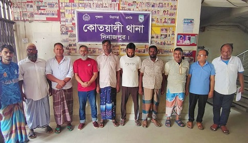 নিজেকে ব্যানার দিয়ে ঢেকেও পুলিশের হাতে ধরা খেলো আ.লীগ নেতা
