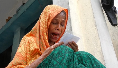 স্বজনদের কান্না থামছে না, শেষবারের মত সন্তানের মুখ দেখার অপেক্ষা