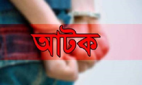 সাতক্ষীরায় সেনাবাহিনীর হাতে প্রতারক চক্রের ২ সদস্য আটক