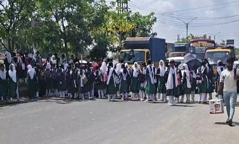 বাসের ধাক্কায় শিক্ষার্থী আহতের প্রতিবাদে মহাসড়ক অবরোধ করে বিক্ষোভ