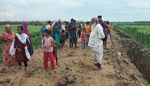 নাটোরে কাঁচারাস্তা নির্মাণে অবৈধ ভেকু, মাটিচাপায় শিশুর মৃত্যু