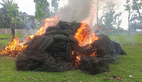 মৎস্য সম্পদ ও জীববৈচিত্র রক্ষায় পুড়ানো হলো সাড়ে ৫ হাজার মিটার চায়না দুয়ারী জাল 