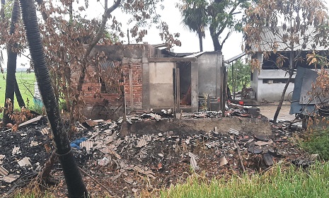 অভয়নগরে বাতাসে পেট্রোল পোড়া গন্ধ, ১৮ বাড়িতে লুটপাট শেষে অগ্নিসংযোগ