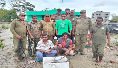 সুন্দরবনে কাঁকড়া আহরণের আড়ালে হরিণ শিকার, দুই শিকারি আটক
