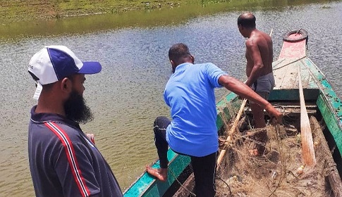 কাপ্তাই লেক থেকে সুতার, কারেন্ট জাল ও দুইটি কাঠের নৌকা জব্দ